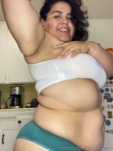 I should be cleaning the kitchen but i m too horny for that i just