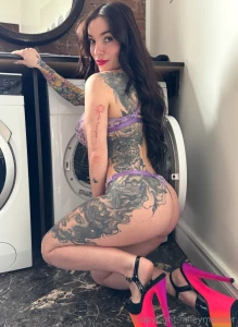 En me penchant quatre pattes pour attraper le linge quelque chose s