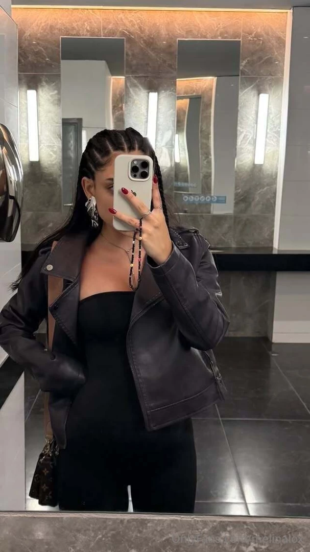 Mandatory mirror selfie do you like my braids 