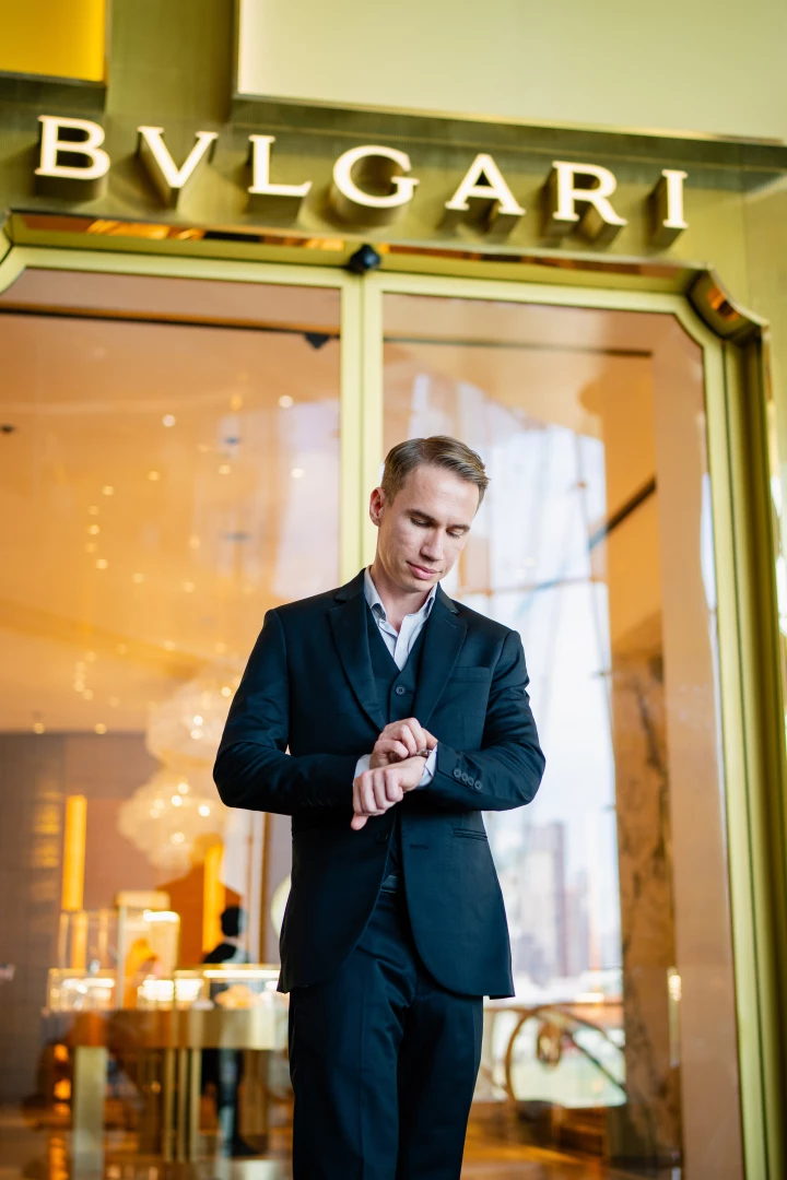 What time is it it s time for good and pleasant shopping my wall is 