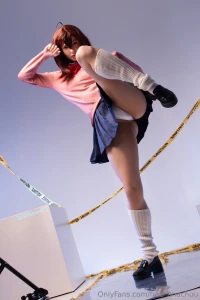 What are you looking at while momo ayase is fighting aliens