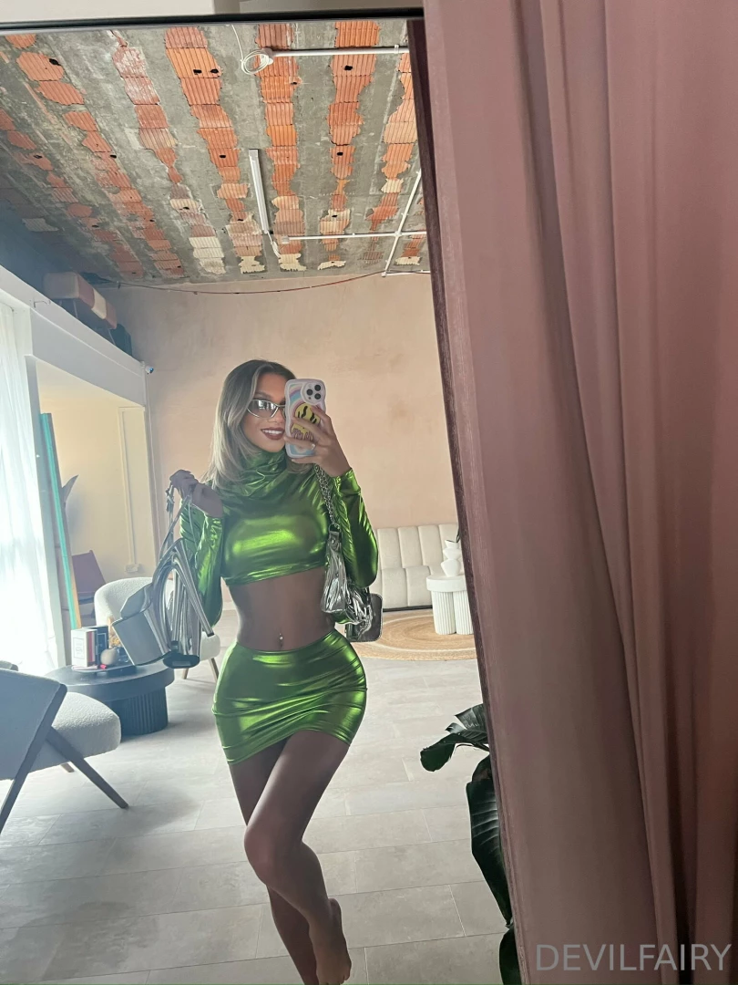 You need a super graphic ultra modern girl like me 