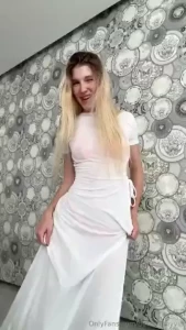 Twirling just for you wanna see what s underneath