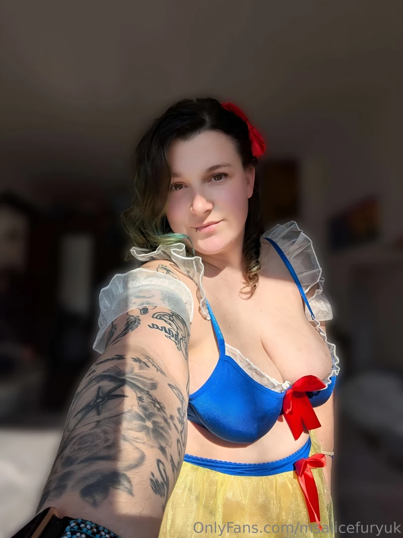 Would you rather fuck snow white or ariel 