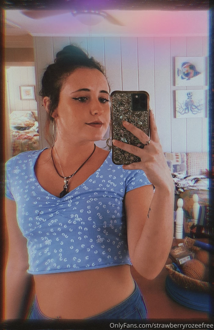 Cute face tiny waist 