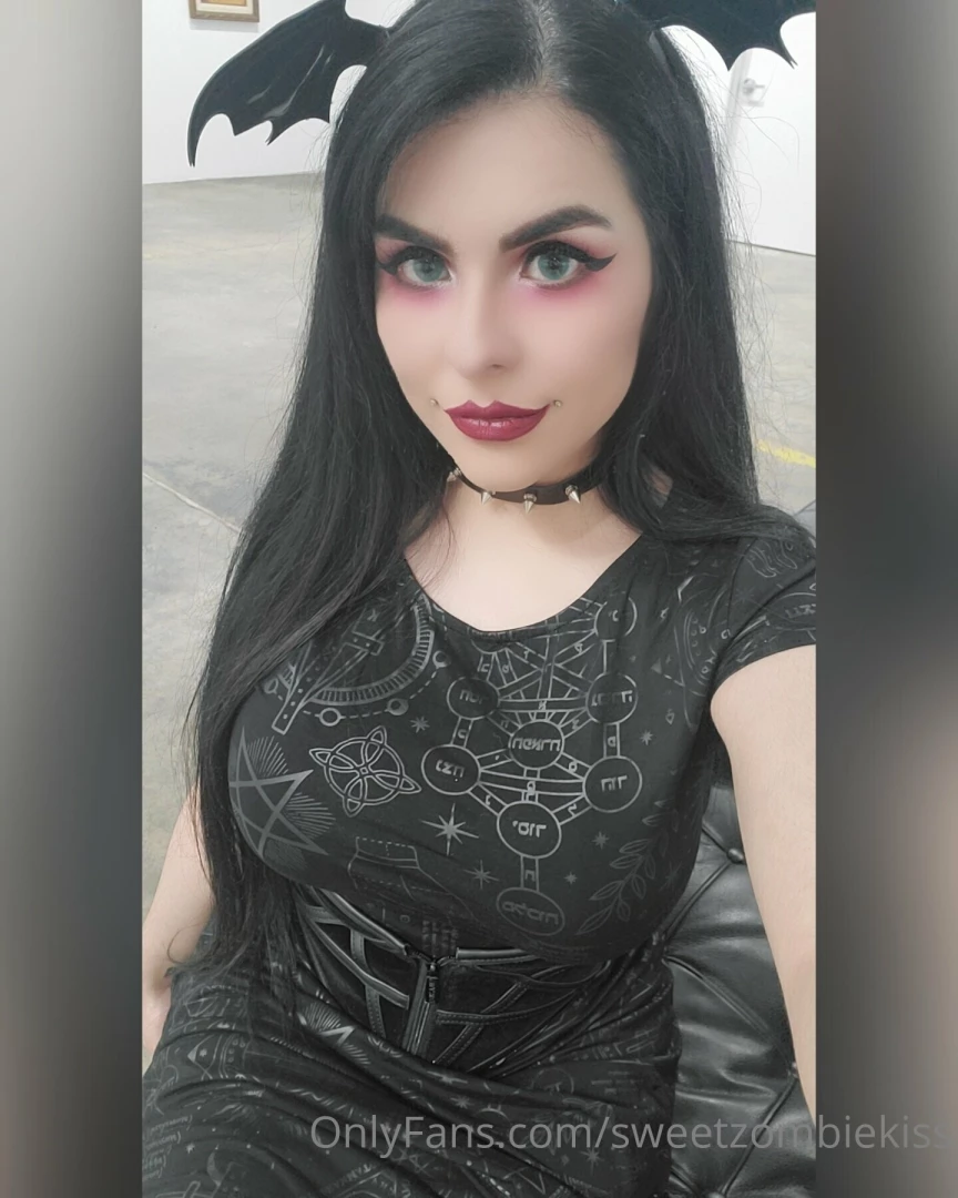 Happy worlds goth day support your spooky girls and show them lots of 