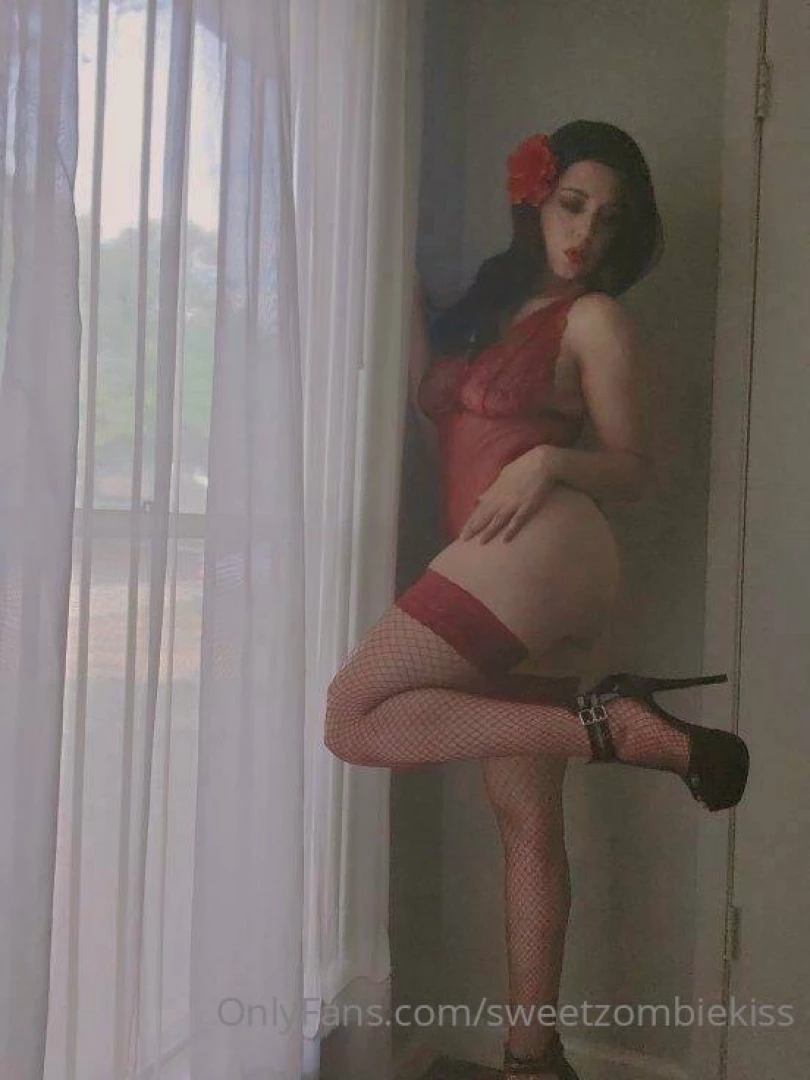 My sweet friend awfulrose is absolutely stunning her sets are mind 