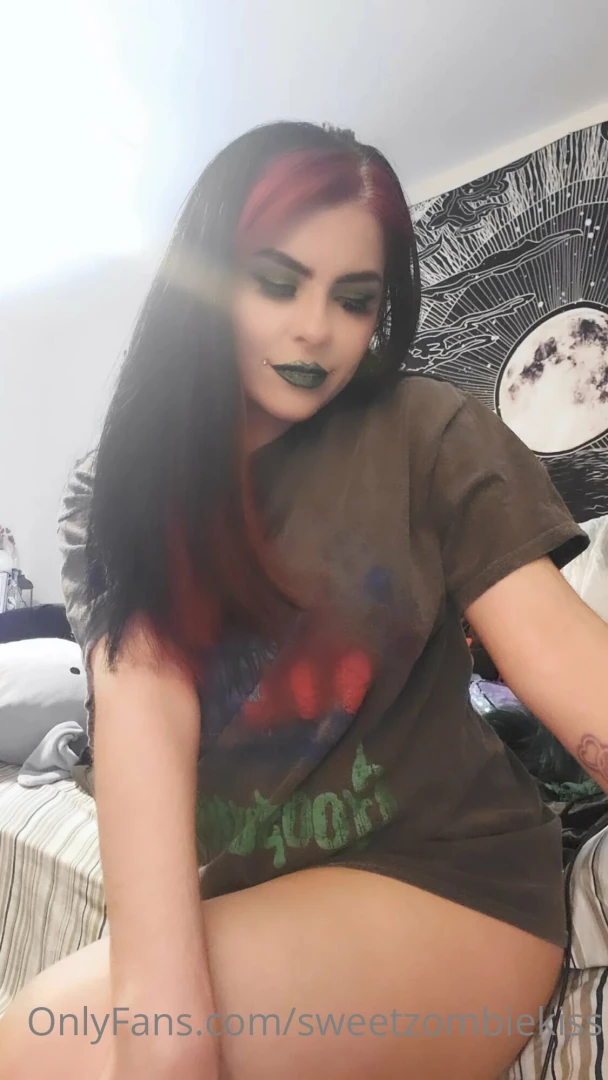 Want to see my goth peach take a look cutie 