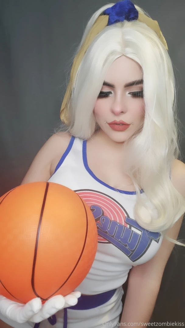 Character lola bunny if you purchase this set you get a cosplay video 