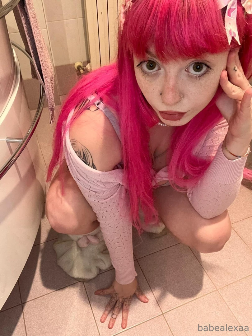 Pronta per entrare in doccia adesso mi spoglio magari vieni in chat e 