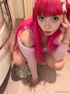 Pronta per entrare in doccia adesso mi spoglio magari vieni in chat e