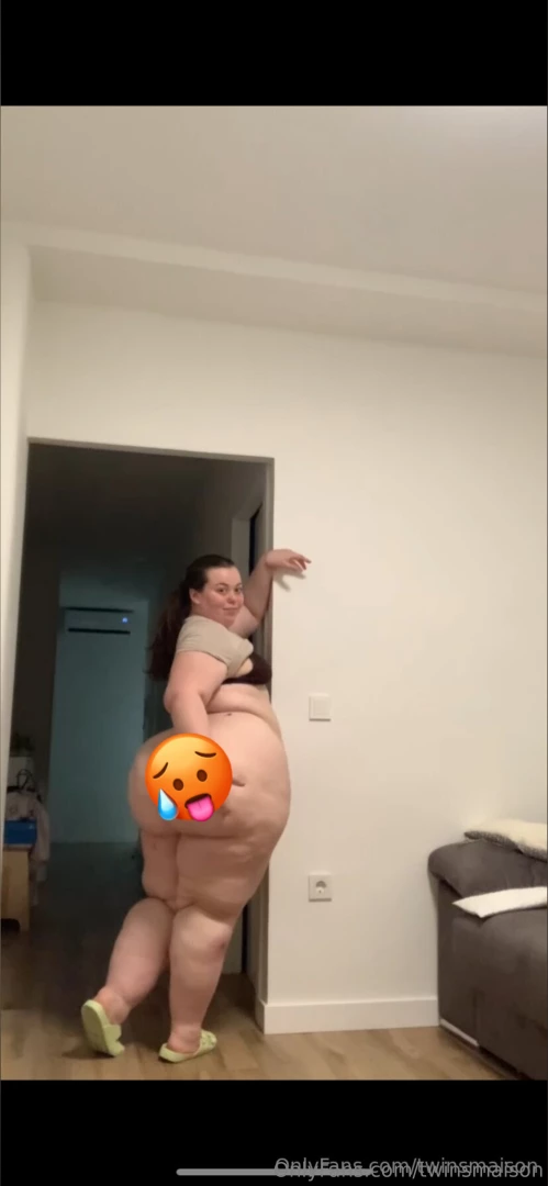 Omg baby look how my big ass bounce while i walk 