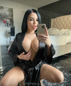 Free nudes priscillaxtouch has the fattest ass follow her for nudes part 10