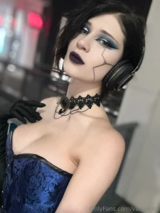 What are your thoughts on this unusual cosplay i m waiting for your