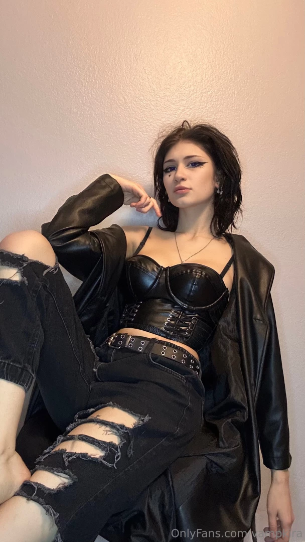 Want to see my pictures without blur and emoji go to my premium page 