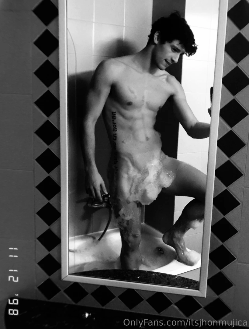 I found this pic from 2019 what do you think youngjhon lol 