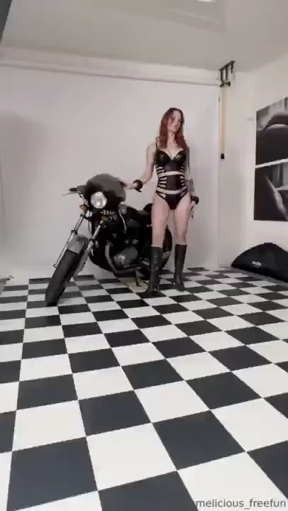I love to pose like this 