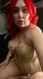 Feeling sexy tonight who wants to play dm me