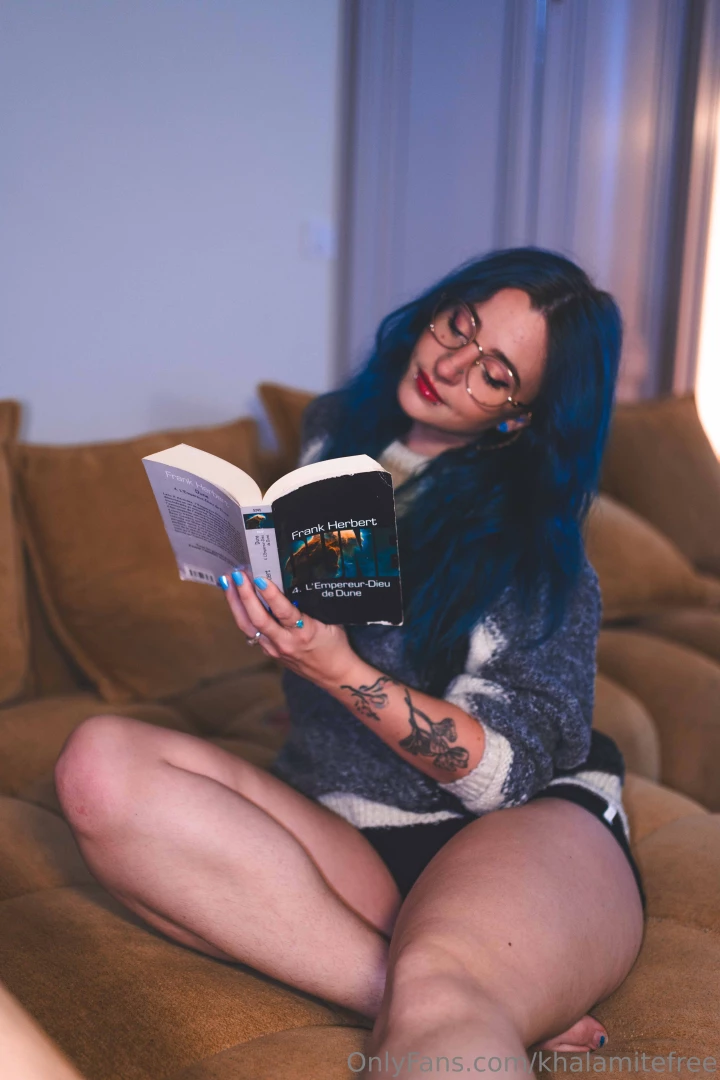 Need fingers down my panties while i read 3 