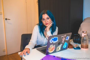 Bored at work wanna sneak out to the bathroom while nobody s looking