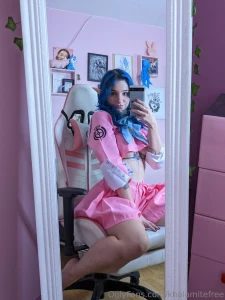 Put your head between my thighs while i play lol
