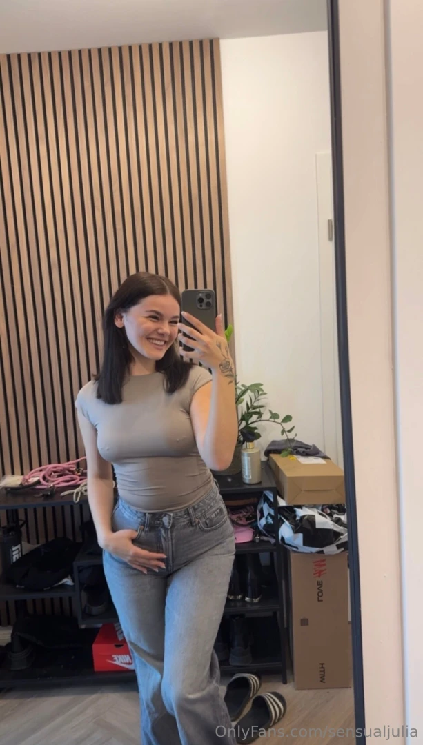 Upsi man sieht ja meine piercings 