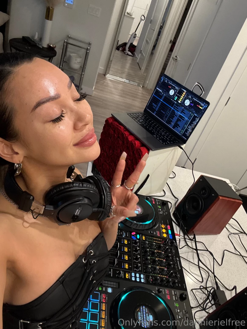 Got a new toy should i make you a custom playing with it 