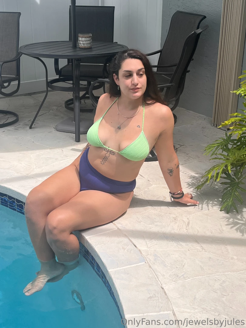 Wish everyday could be a sunny pool day 