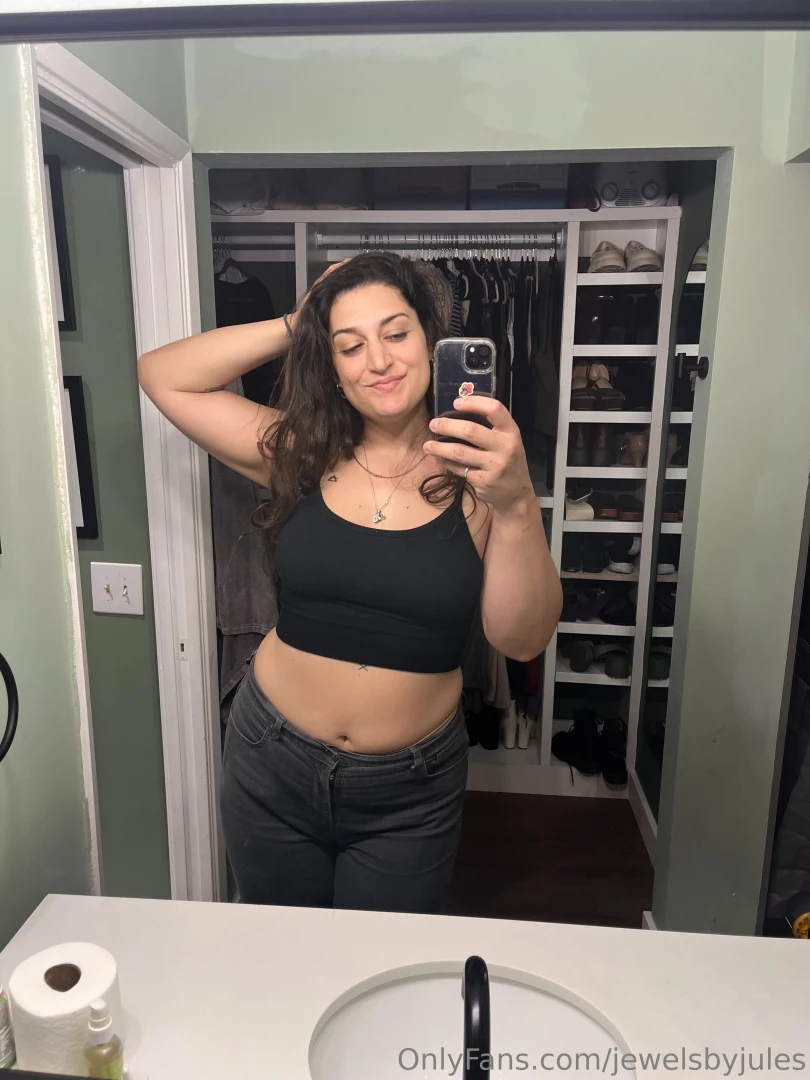 Spending this rainy monday cleaning my house hit me up and give me 