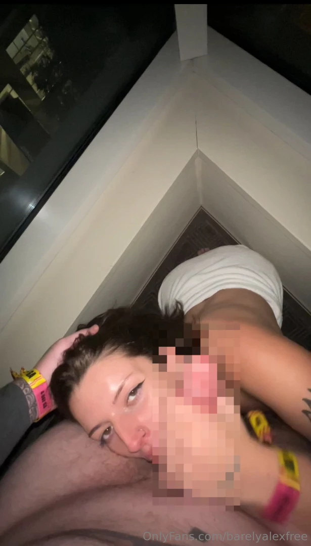 Met this guy at lollapalooza and let him fuck me in his hotel room part 1 