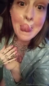 Ameliamarie1 is a naughty milf who loves to squirt and has an