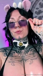 Freakyfjondavip i think my tata is falling out