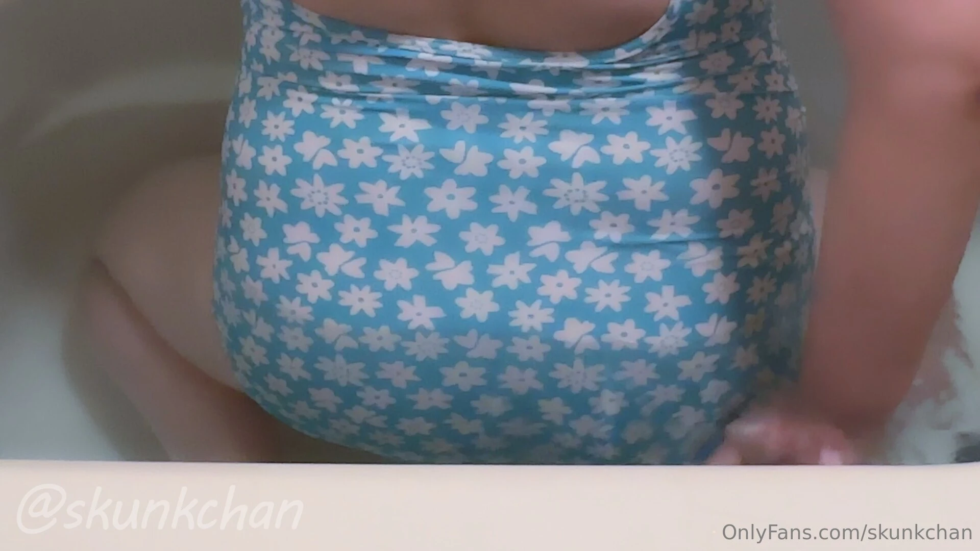 New swimsuit fart in the bath 