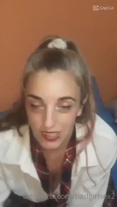 Sal antes del colegio estoy sola en casa sigo muy caliente me siento 