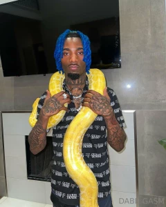 Aye this snake got that weight on it just like me when i m feelin