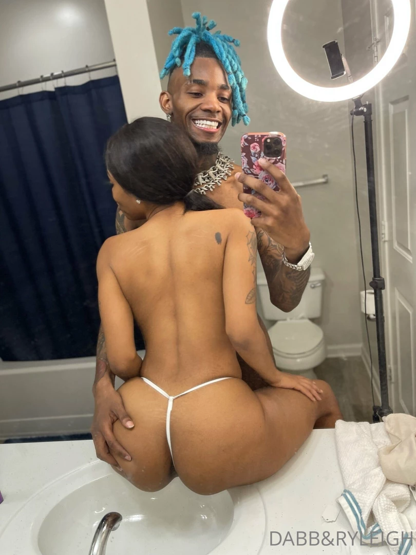 Look at that ass she wraps her lips around my dick so tight 