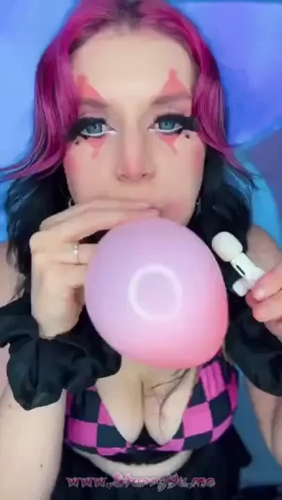Posting some hot clown girl content daily on starryyu me and i think i 