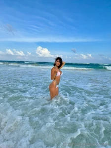 On this beach i reign as the ultimate beach babe
