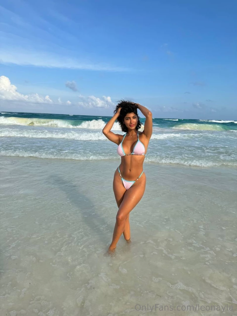 Beach babe alert ready to soak up the sun and dive into those 