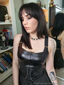 Modern shadowheart playing a tip game with this look minus clothes on