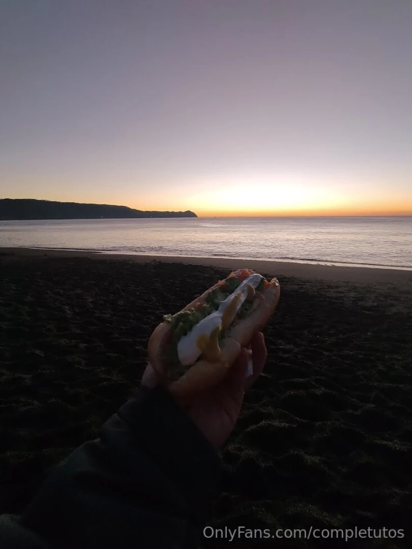 Dia aestetic comiendo completos en la playa 