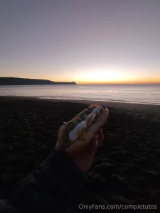 Dia aestetic comiendo completos en la playa