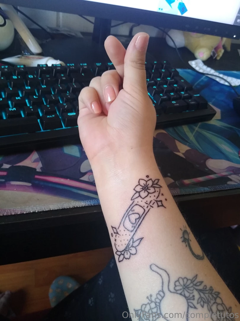 Mireen me hice un tatuaje nuevo uwu quieren que les muestra todos mis 