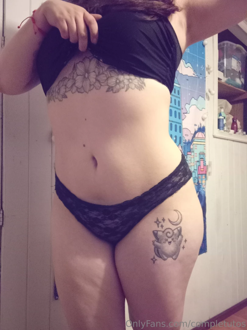 Estaba desvistiendome para ir a dormir y me v en el espejo y dije puta 