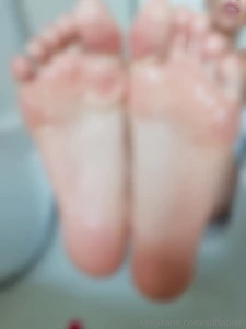 10 fotine fatte dopo il video che ho postato ieri nuda con piedini
