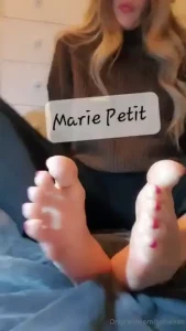 Bellissimo video leccaggio piedini joy e simulazione fjob senza dildo