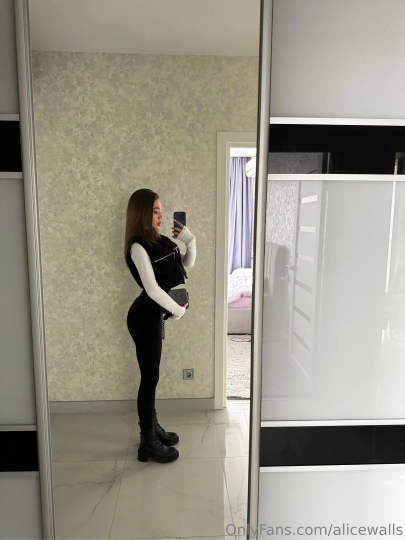 A walk is a great occasion to express your style and sense of taste 