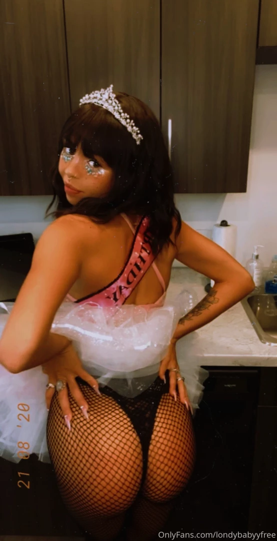 How do you resist a face amp an ass like this that s right you don t 