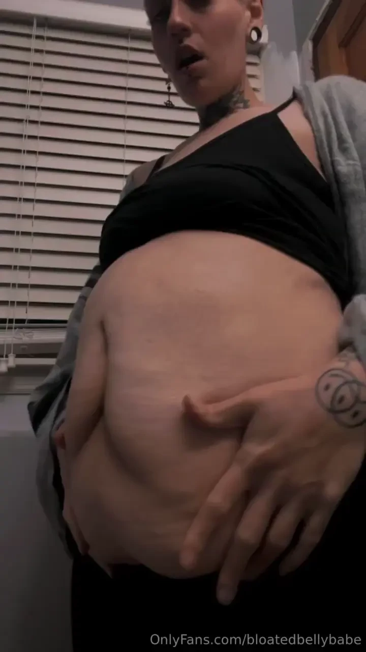 Ugh a full round belly makes me so hornyyyy 