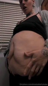 Ugh a full round belly makes me so hornyyyy